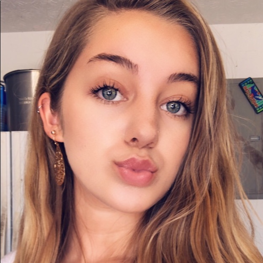 Meet your Posher, Chloe